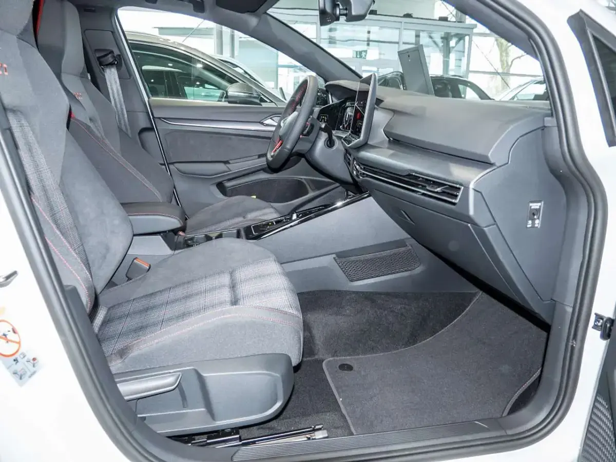 Neu VW Golf VIII GTI 265 PS (194 kW) 2026 Weiss / pure white Limousine