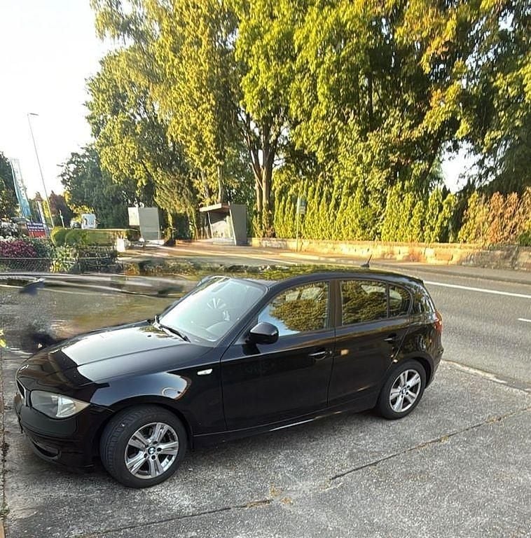 Schwarz Gebraucht 2011 BMW 116 Kleinwagen | 2.900 € (Superpreis) - Bild 1/4