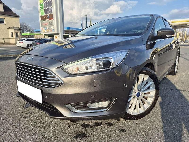 Grau Gebraucht 2017 Ford Focus Titanium Limousine | 6.999 € - Bild 1/4
