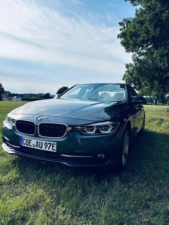 Grau Gebraucht 2018 BMW 330e Sport Line Limousine | 20.700 € (Fairer Preis) - Bild 1/4