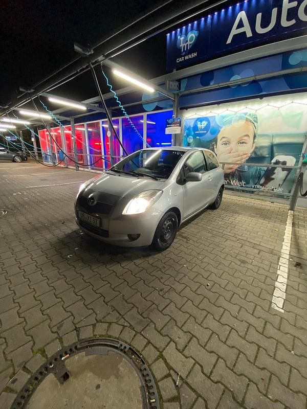 Grau Gebraucht 2009 Toyota Yaris Kleinwagen | 4.500 € (Etwas zu teuer) - Bild 1/4