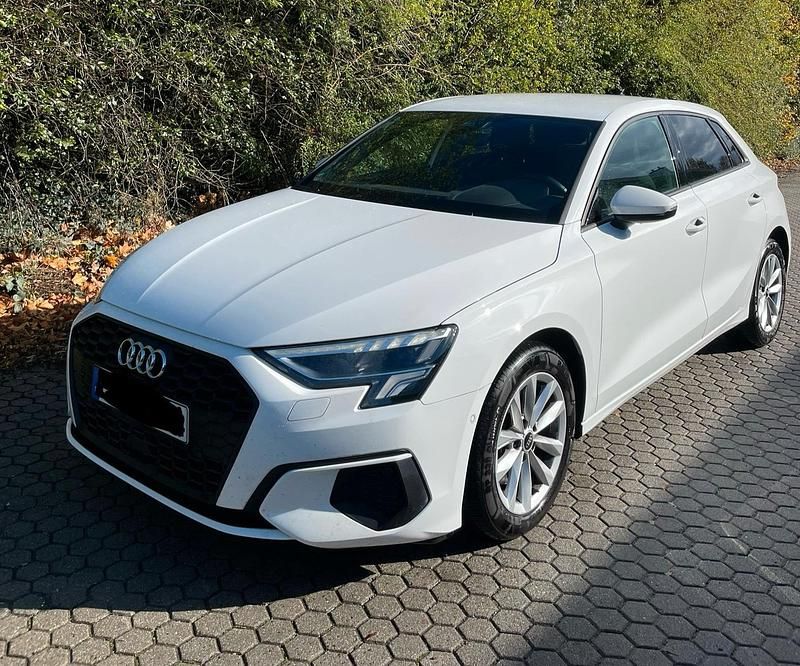Weiß Gebraucht 2021 Audi A3 Ambiente Limousine | 21.800 € (Fairer Preis) - Bild 1/4