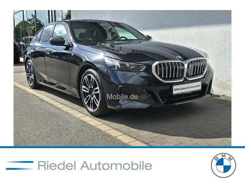 Schwarz Gebraucht 2024 BMW 520 M Sport Limousine | 50.490 € (Guter Preis) - Bild 1/3