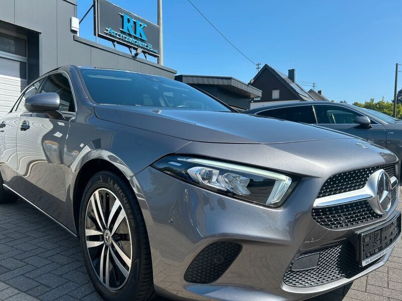 Grau Gebraucht 2022 Mercedes A200 Avantgarde Limousine | 28.600 € (Fairer Preis) - Bild 1/4