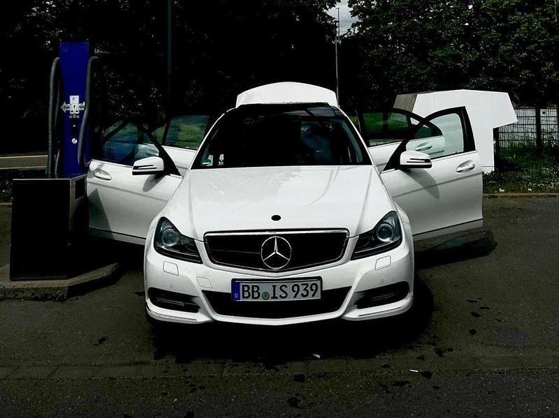 Weiß Gebraucht 2011 Mercedes C350 Limousine | 12.000 € (Fairer Preis) - Bild 1/4