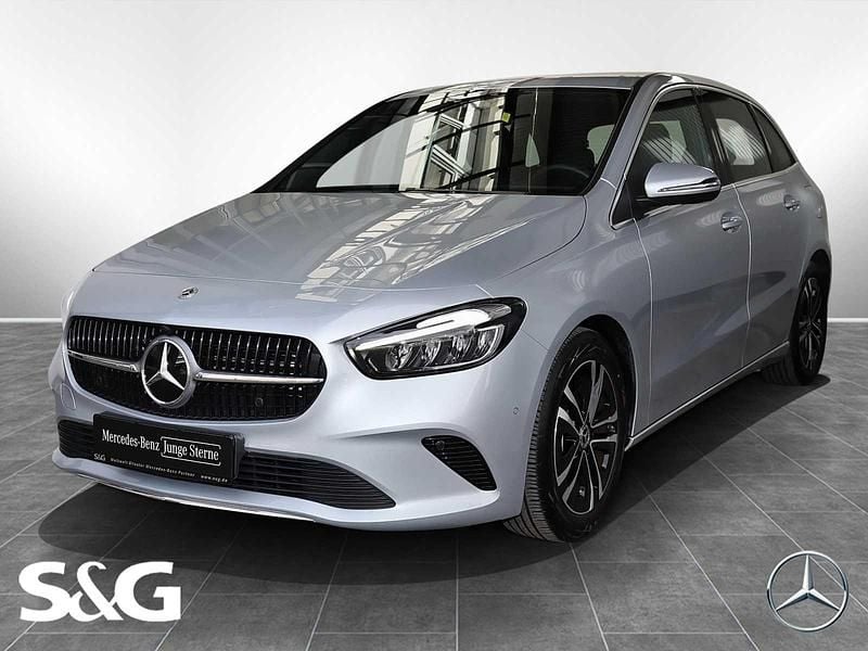 Metalliclack hightechsilber Gebraucht 2024 Mercedes B180 Progressive Van / Kleinbus | 29.970 € (Guter Preis) - Bild 1/4