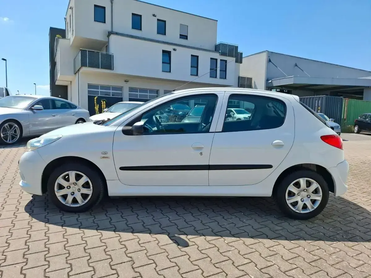 Gebraucht Peugeot 206 Basis 73 PS (53 kW) 2011 Blanc banquise Kleinwagen