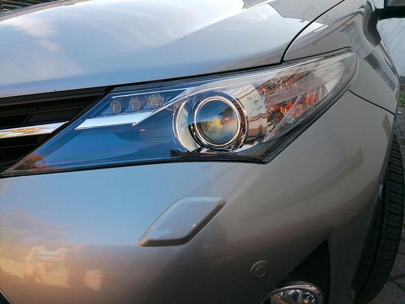 Grau Gebraucht 2014 Toyota Auris Hybrid Executive Limousine | 10.600 € (Fairer Preis) - Bild 1/4