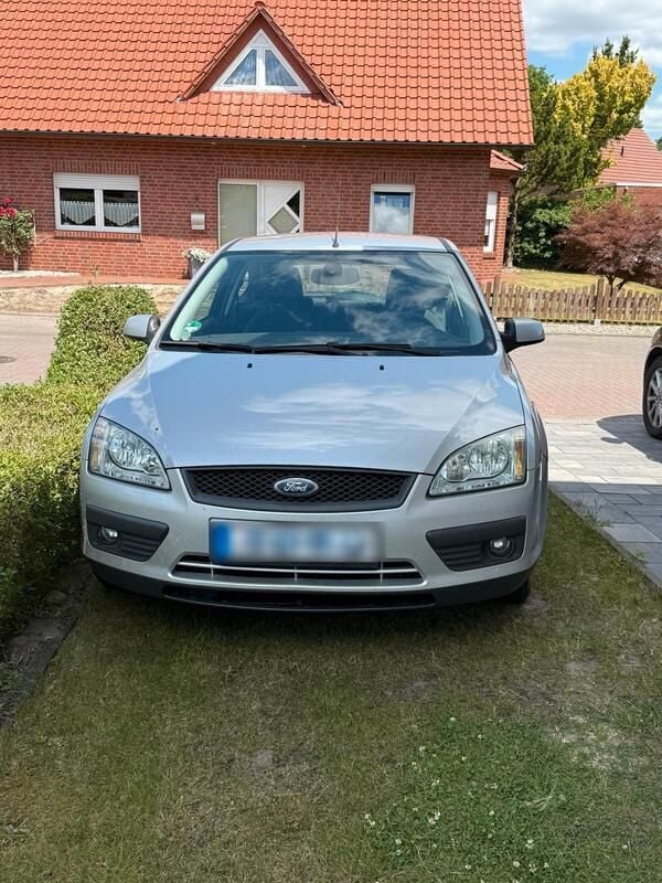 Silber Gebraucht 2006 Ford Focus Trend Limousine | 700 € (Superpreis) - Bild 1/4