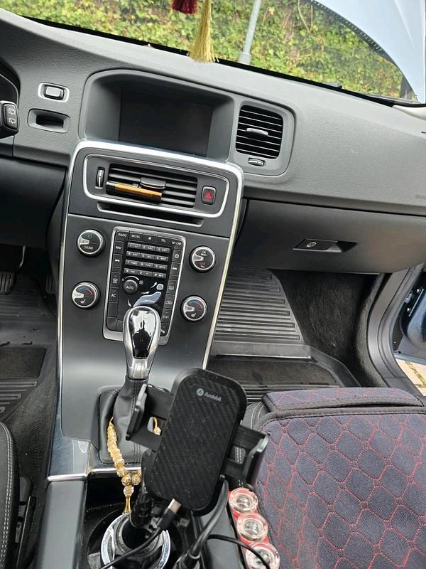 Gebraucht Volvo V60 150 PS (110 kW) 2017 Grün Kombi