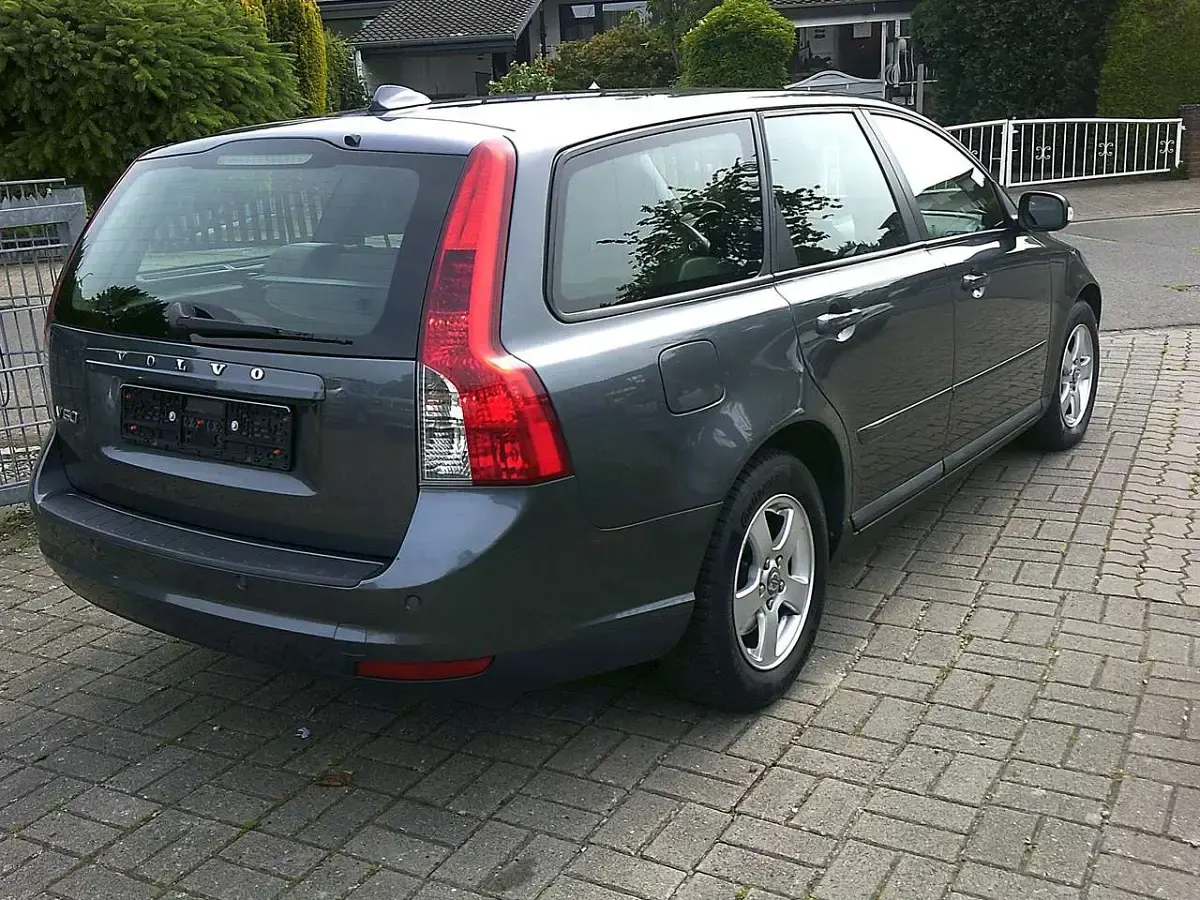 Gebraucht Volvo V50 Kinetic 109 PS (80 kW) 2009 Titanium grey pearl / metallic Kombi