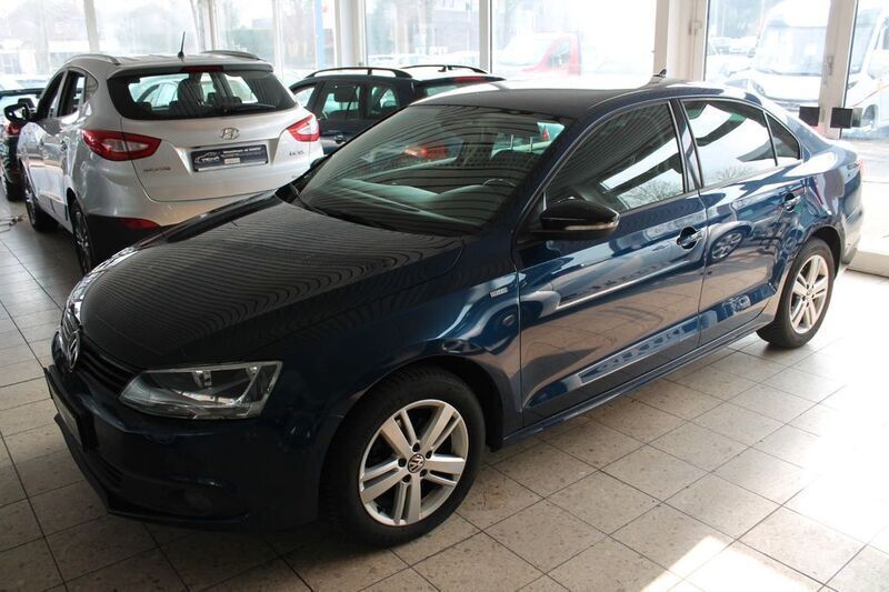 Blau Gebraucht 2012 VW Jetta Match Limousine | 6.990 € (Fairer Preis) - Bild 1/4