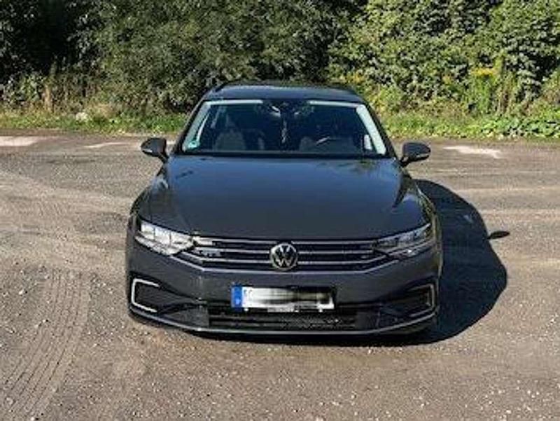 Grau Gebraucht 2021 VW Passat GTE Kombi | 26.500 € (Fairer Preis) - Bild 1/4