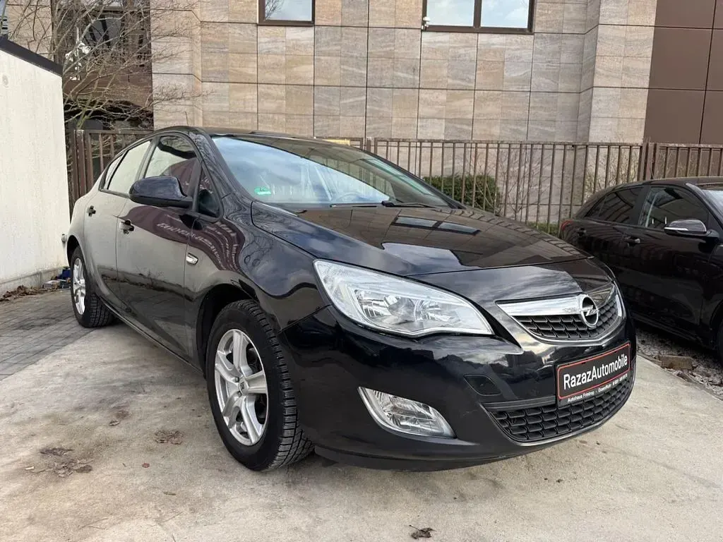 Używany Opel Astra Selection 101 KM (74 kW) 2010 Czarny Sedan/Limuzyna