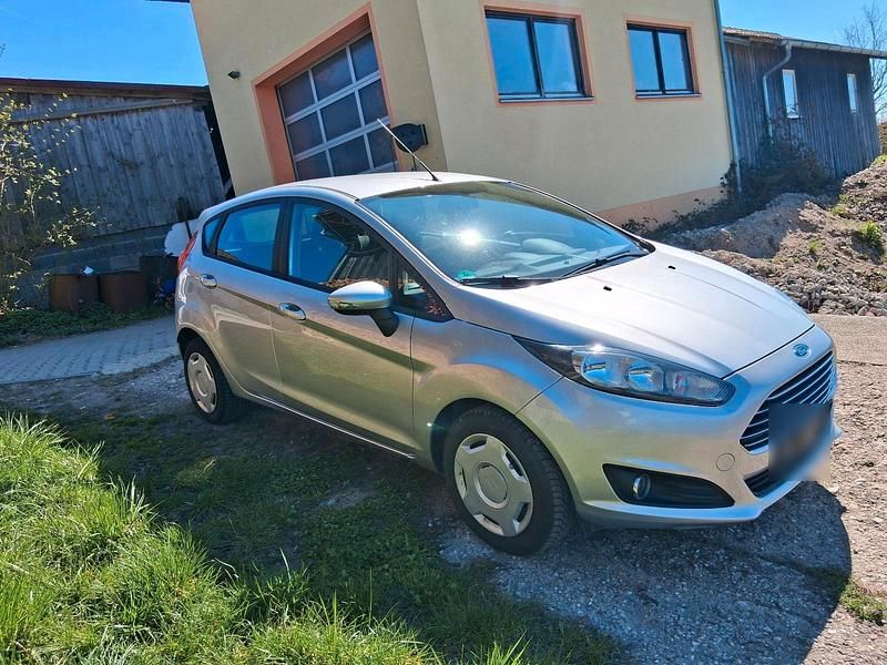 Gebraucht Ford Fiesta 101 PS (74 kW) 2015 Silber Kleinwagen