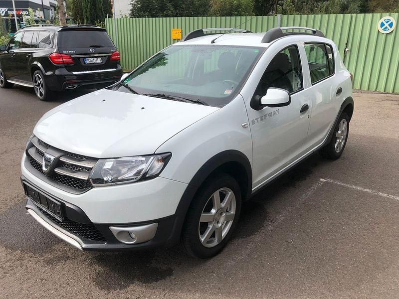 Weiß Gebraucht 2015 Dacia Sandero Prestige Kleinwagen | 4.490 € (Superpreis) - Bild 1/4