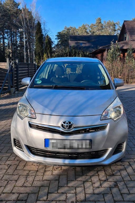 Gebraucht Toyota Verso-S 90 PS (66 kW) 2013 Silber Van / Kleinbus