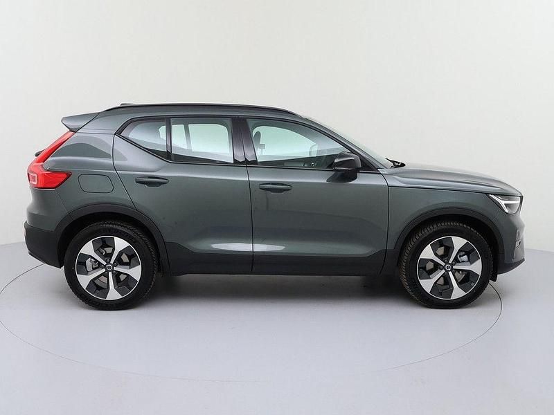Neu Volvo XC40 Plus 163 PS (119 kW) 2025 Grau SUV