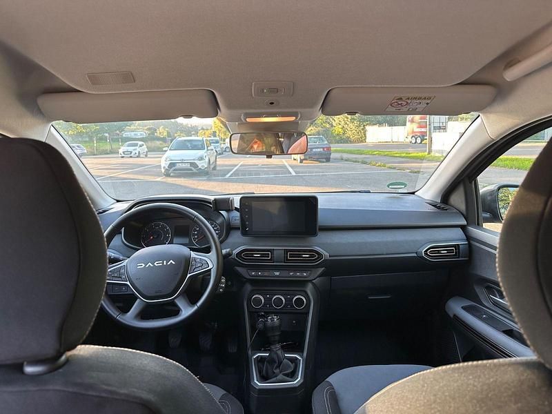 Grau Gebraucht 2024 Dacia Jogger Extreme Van / Kleinbus | 19.500 € (Guter Preis) - Bild 1/4