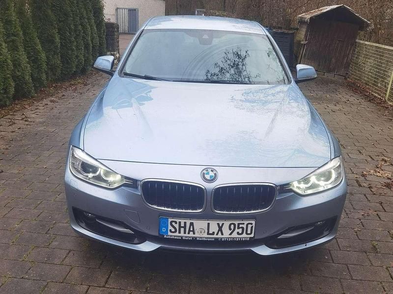 Blau Gebraucht 2014 BMW 318 Kombi | 12.000 € - Bild 1/4