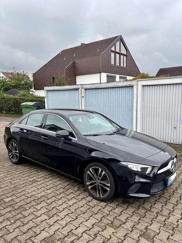 Schwarz Gebraucht 2020 Mercedes A180 Edition 1 Limousine | 20.000 € (Guter Preis) - Bild 1/4