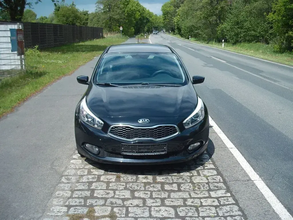 Używany Kia Ceed Spirit 99 KM (72 kW) 2012 Czarny Hatchback