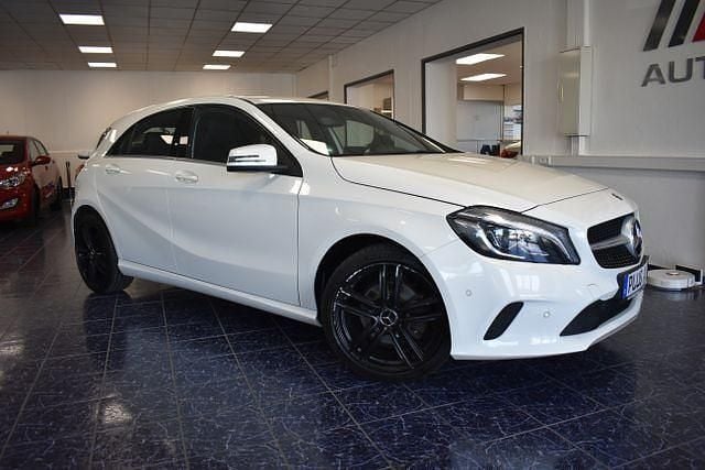 Calcitweiss unilack Gebraucht 2016 Mercedes A200 Limousine | 14.470 € (Fairer Preis) - Bild 1/4