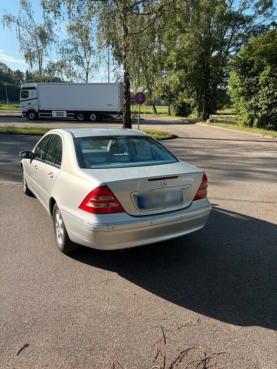 Gebraucht Mercedes C180 142 PS (104 kW) 2003 Silber Limousine