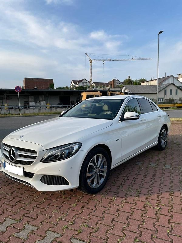 Weiß Gebraucht 2017 Mercedes C350e Limousine | 20.999 € (Fairer Preis) - Bild 1/4