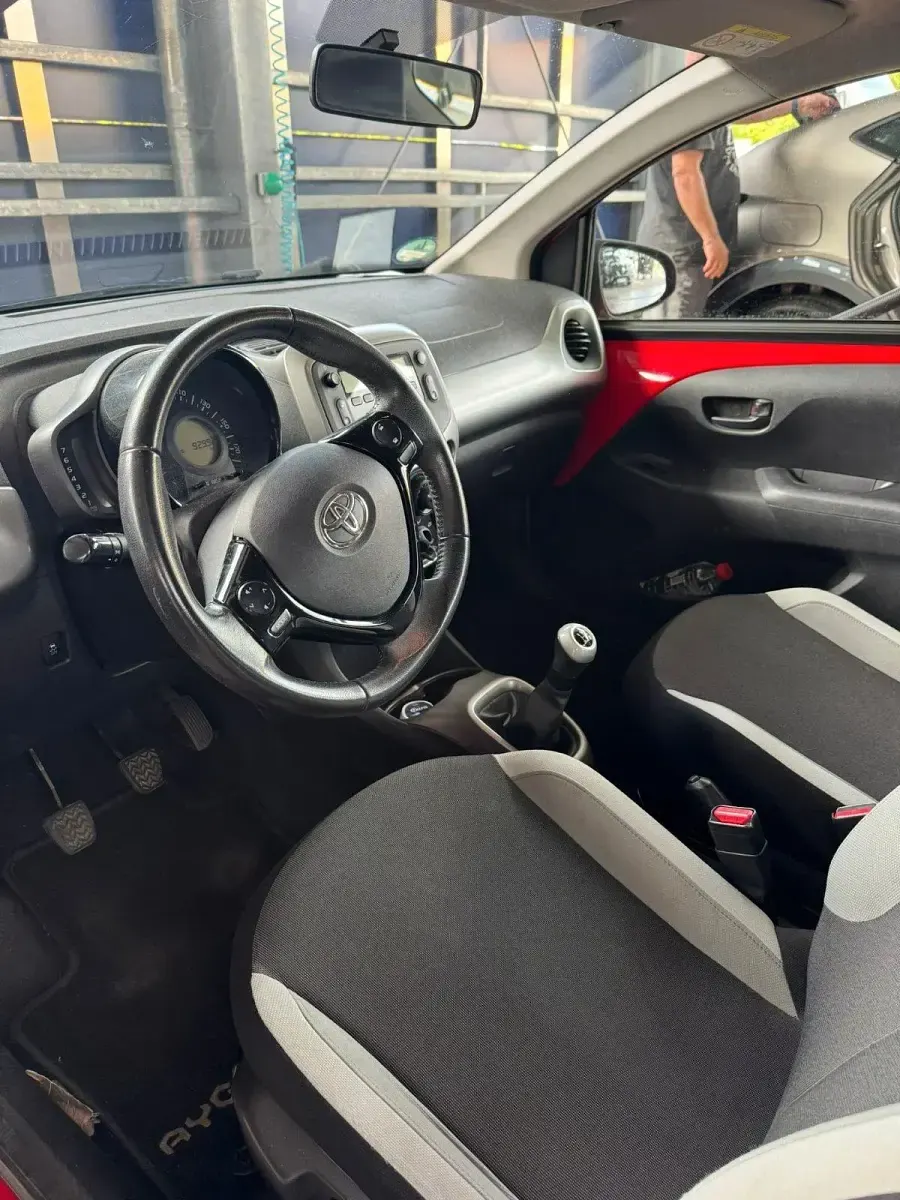 Second-hand Toyota Aygo 69 CP (50 kW) 2015 Roșu Hatchback
