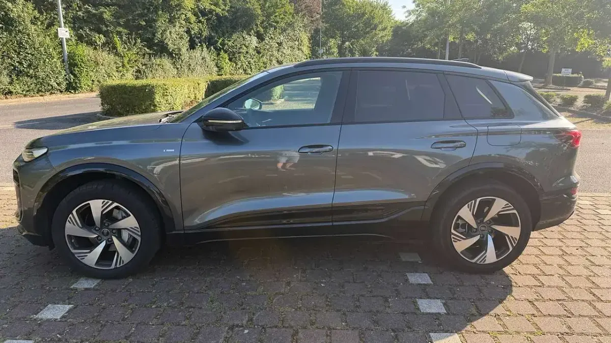 Gebraucht Audi Q6 e-tron Business 225 kW (306 PS) 2026 Grau SUV