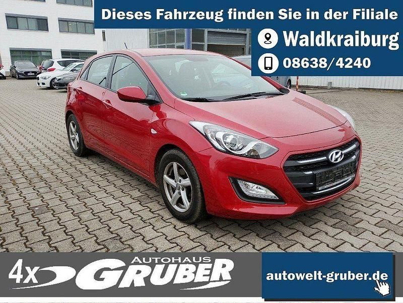 Gebraucht Hyundai i30 101 PS (74 kW) 2016 Ultimate red (metallic) Limousine