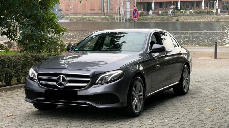Grau Gebraucht 2019 Mercedes E400 Limousine | 30.000 € - Bild 1/4