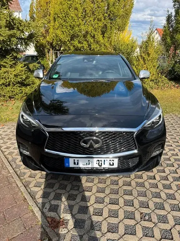 Gebraucht Infiniti Q30 Sport Tech 156 PS (114 kW) 2016 Schwarz Limousine