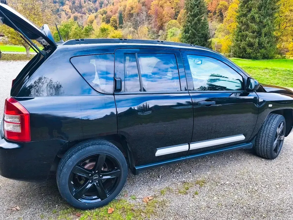 Second-hand Jeep Compass 170 CP (125 kW) 2007 Negru SUV