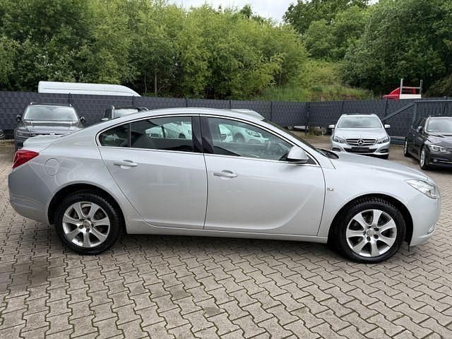 Usado Opel Insignia Edition 131 HP (96 kW) 2008 Prateado Sedan