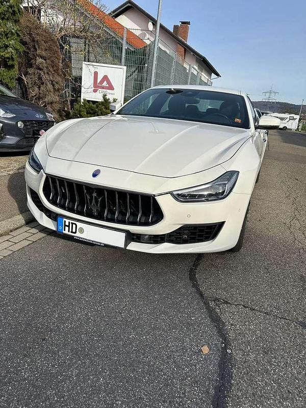 Weiß Gebraucht 2021 Maserati Ghibli Limousine | 49.500 € (Etwas zu teuer) - Bild 1/4
