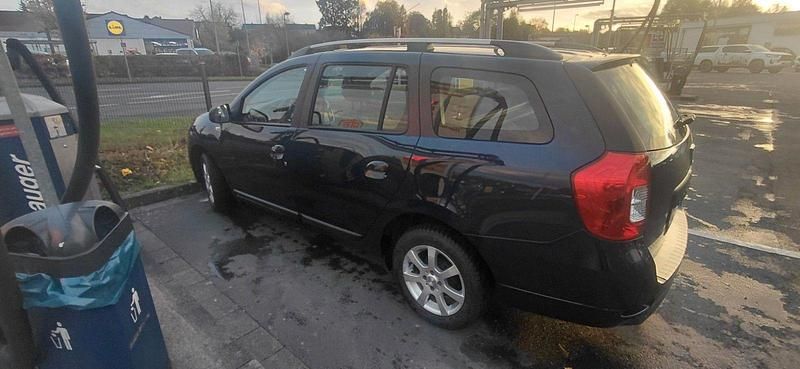 Blau Gebraucht 2017 Dacia Logan MCV Lauréate Kombi | 4.950 € (Superpreis) - Bild 1/4