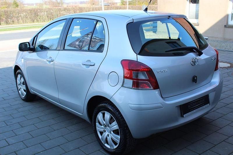Gebraucht Toyota Yaris Cool 69 PS (50 kW) 2011 Silber Kleinwagen