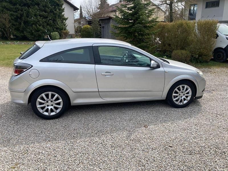 Gebraucht Opel Astra GTC Edition 105 PS (77 kW) 2006 Starsilber/silver iii Coupé