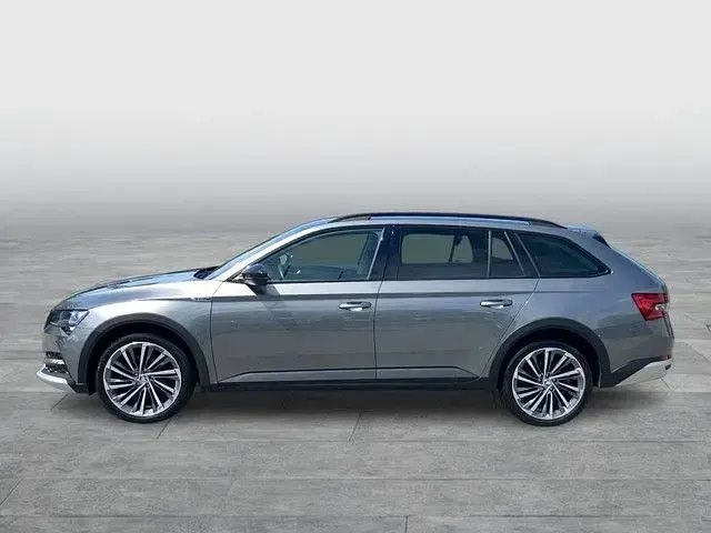 Gebraucht Skoda Superb 200 PS (147 kW) 2023 Graphitegrau metallic Kombi