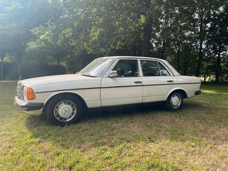Weiß Gebraucht 1982 Mercedes 200 Limousine | 7.800 € - Bild 1/4