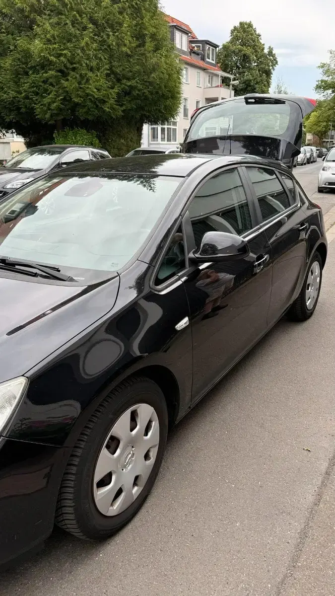 Gebraucht Opel Astra 140 PS (102 kW) 2010 Schwarz Kleinwagen