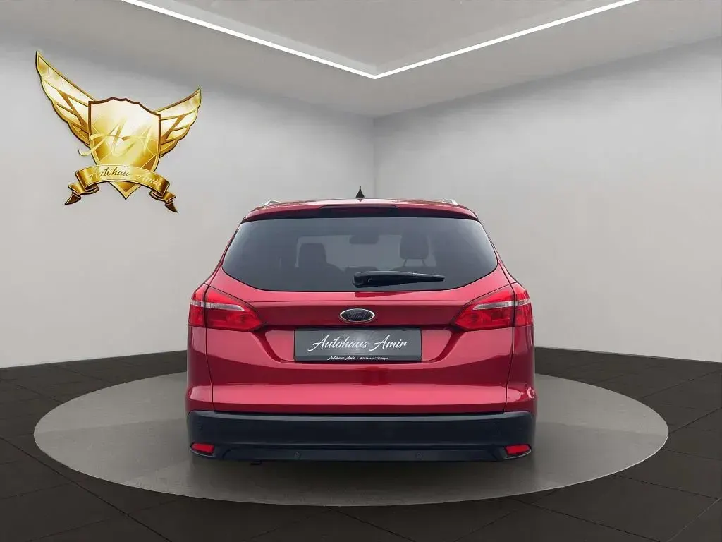 Gebraucht Ford Focus Titanium 120 PS (88 kW) 2015 Rot Limousine