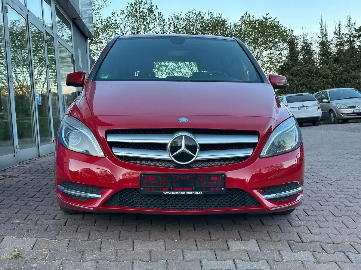 Gebraucht Mercedes B250 211 PS (155 kW) 2015 Rot Van / Kleinbus