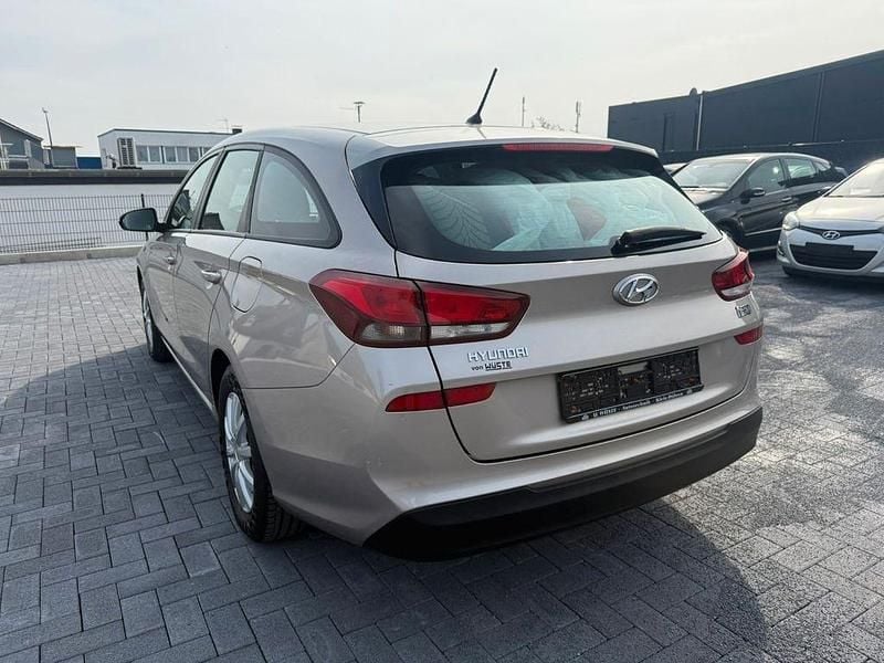 Gebraucht Hyundai i30 Select 101 PS (74 kW) 2018 Weiß Kombi