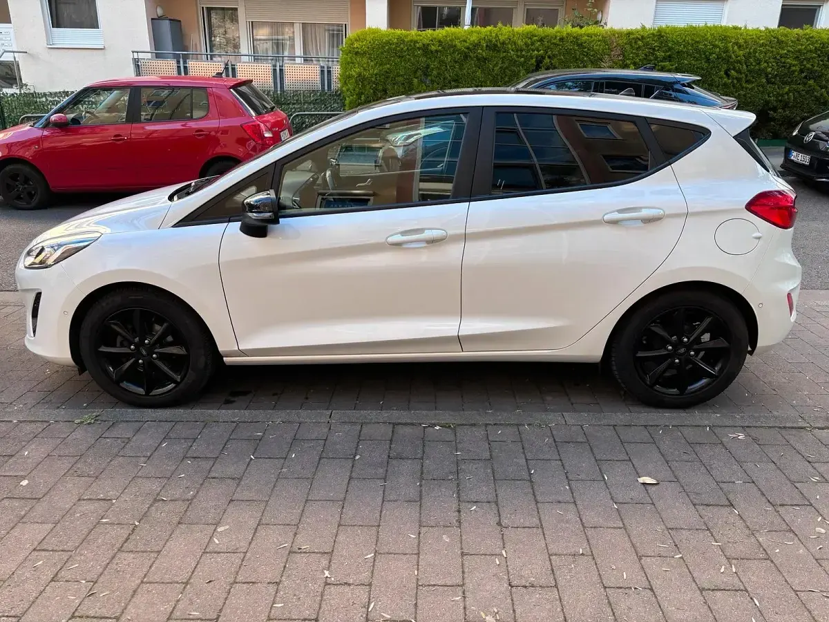 Gebraucht Ford Fiesta 101 PS (74 kW) 2018 Weiß Kleinwagen