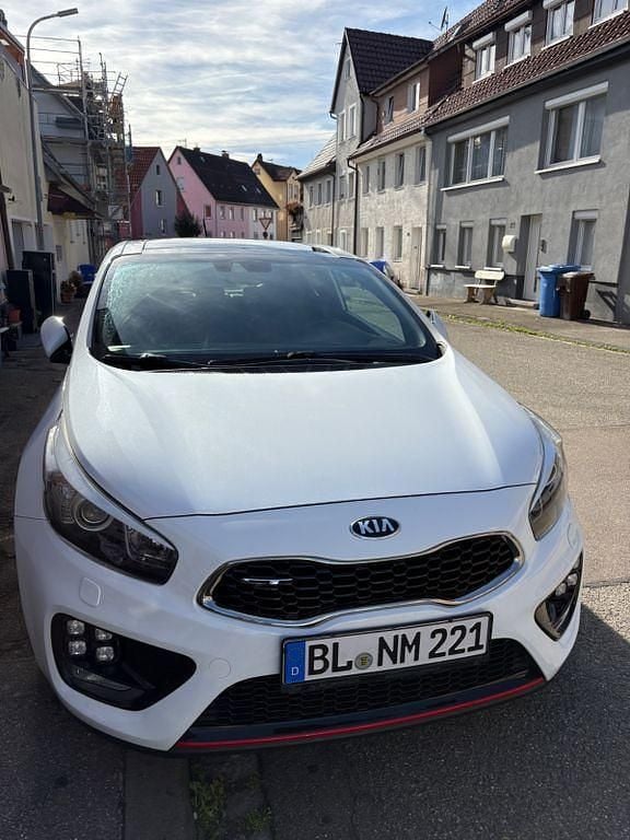 Weiß Gebraucht 2015 Kia ProCeed GT-Track Limousine | 10.000 € (Guter Preis) - Bild 1/4