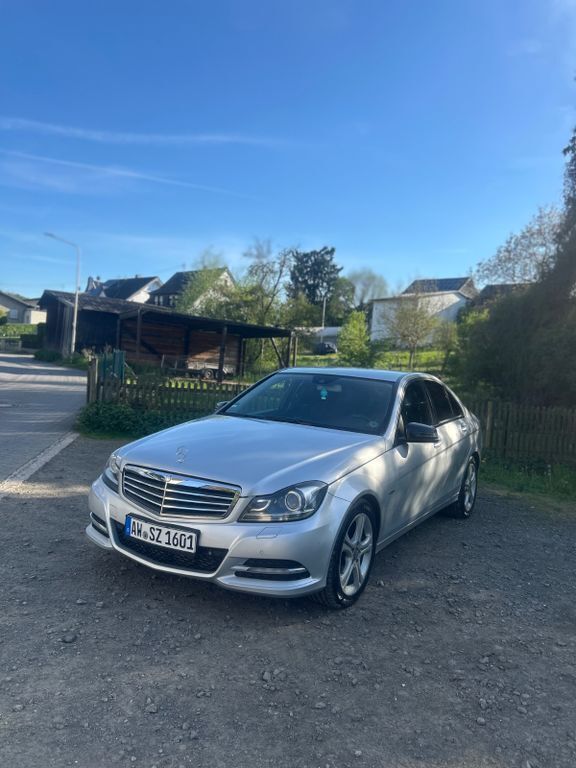Silber Gebraucht 2012 Mercedes C250 Limousine | 8.600 € (Fairer Preis) - Bild 1/4