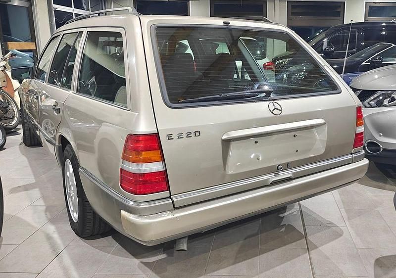 Gold Gebraucht 1996 Mercedes E220 Limousine | 5.500 € (Fairer Preis) - Bild 1/4